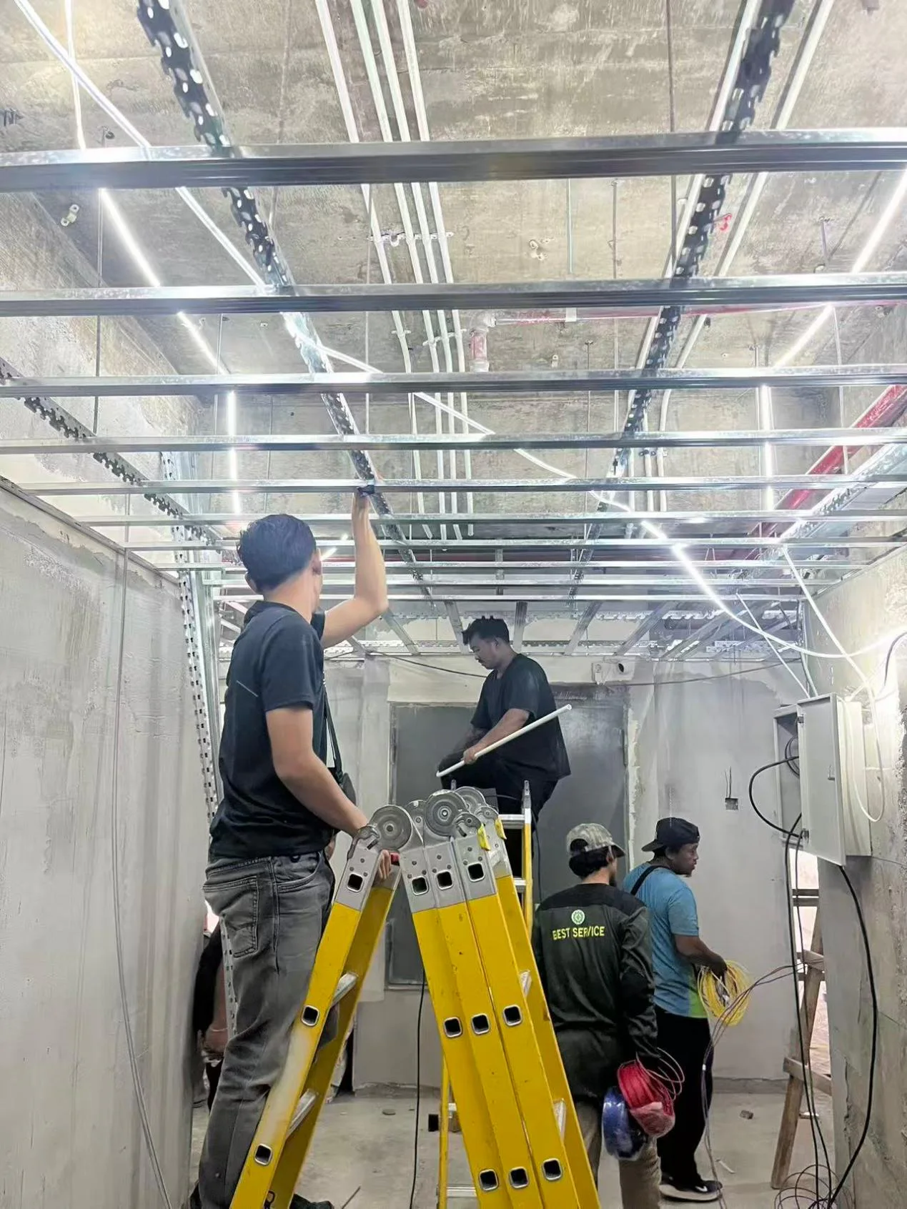 雅加达酒店区域内的线缆路径与弱电设备安装作业。