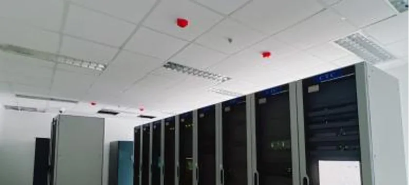 Deretan kabinet pada ruang server industri setelah integrasi infrastruktur utama.